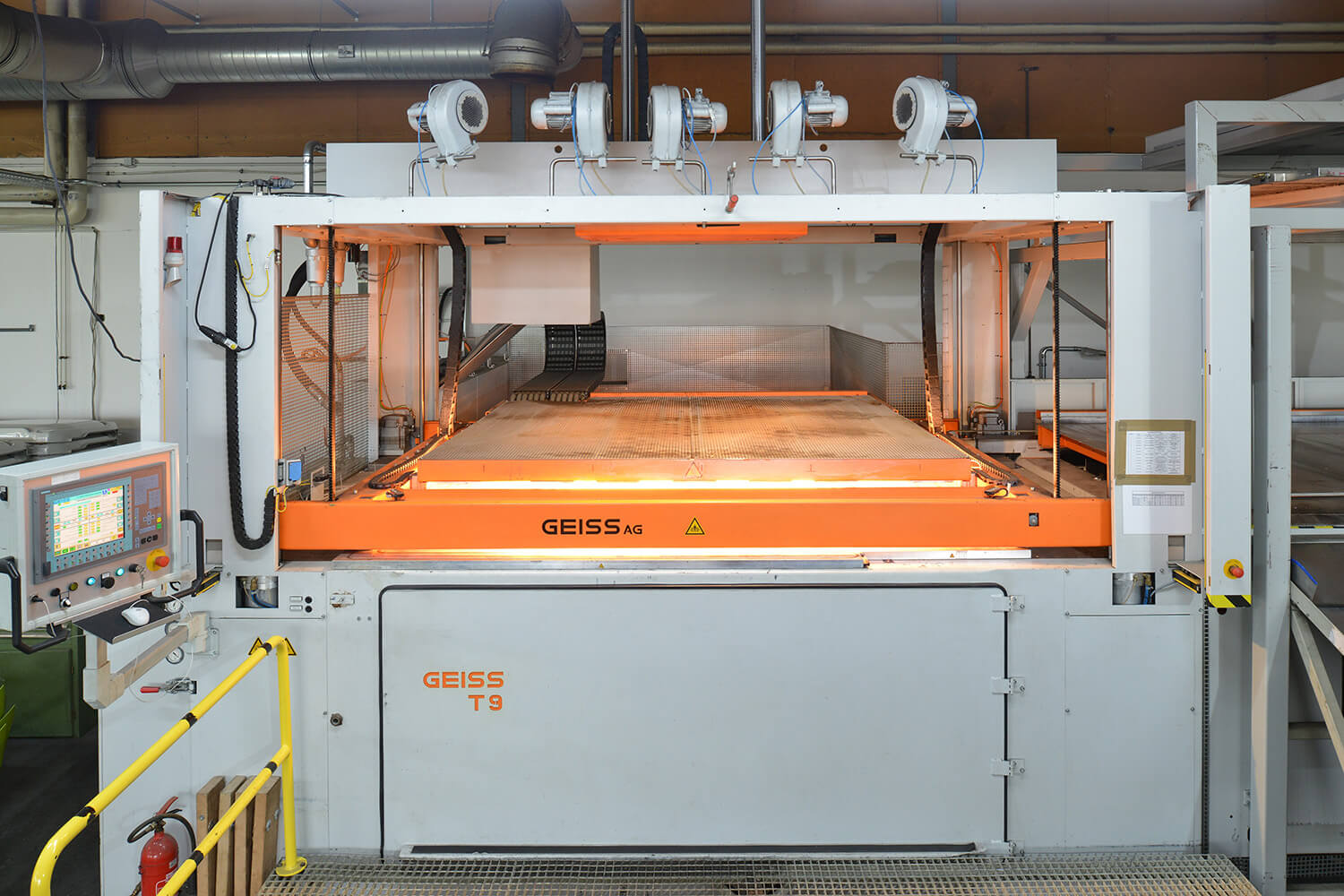 Eine große Geiss T9 Thermoformmaschine in der Produktionshalle von Grashorn.