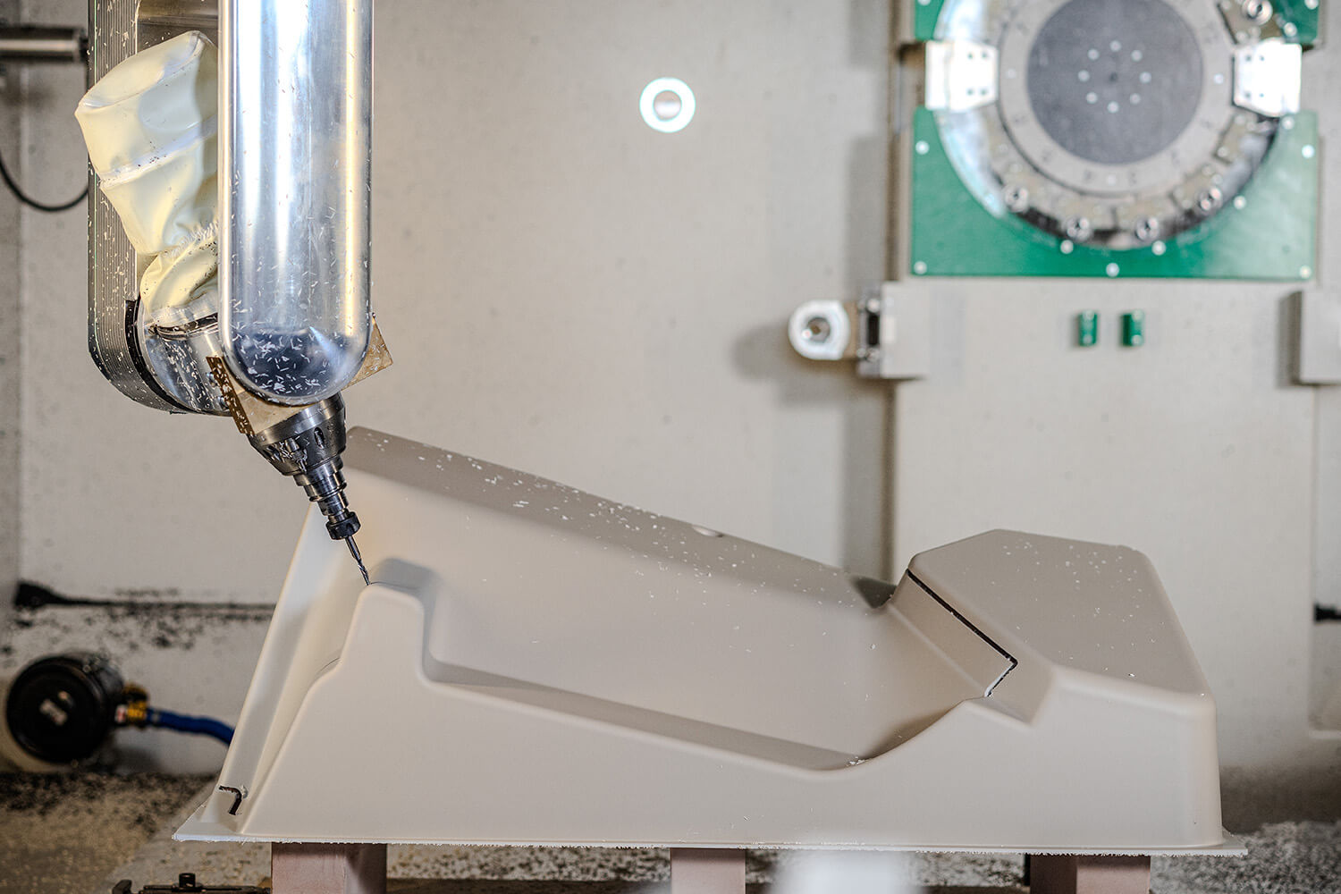 Eine CNC-Fräse bearbeitet präzise ein thermogeformtes Kunststoffteil.